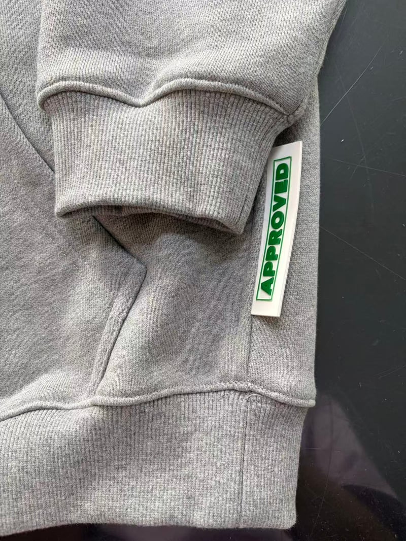 Heavyweight Rib Attachment & Shape Retention:Heavyweight fleece garments place significant tension on cuffs and waist ribbing. Our team controls: rib elasticity recovery strength seam tension rib-to-body ratio to prevent: cuff deformation stretched waistbands twisting uneven shape after washing This is especially important for oversized hoodies and premium streetwear silhouettes.
